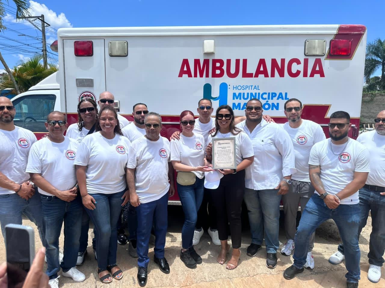 NEW JERSEY DOMINICAN OFFICERS ENTREGAN AMBULANCIA EN MAIMÓN CON LA PRESENCIA DEL SENADOR Héctor AcostaMaimón, República Dominicana. –